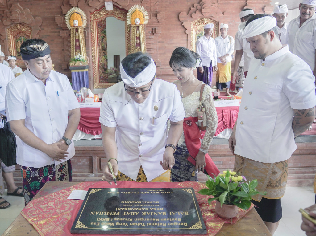 Giri Prasta Tanda Tangani Prasasti Balai Banjar Pemijian Desa Adat Carangsari Petang